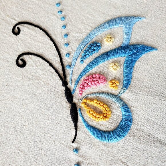 Antique Embroidered Ecru Bedspread 1923 Bucilla Double Bed Flowers Butterflies - Picture 9 of 16